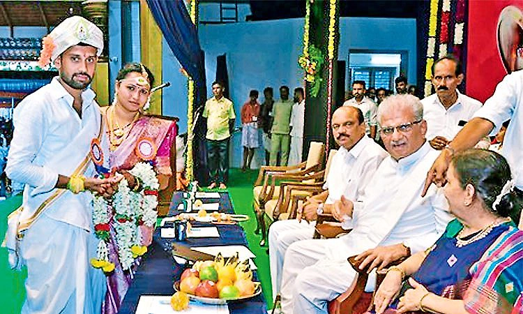 Dharmasthala: Lead a harmonious married life, says Dr D Veerendra Heggade