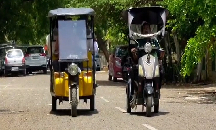 Beat the heat: Bagalkot residents turn bikes into ‘AC rides’ with smart shade hacks