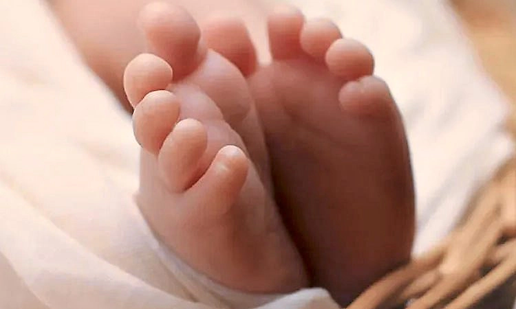 ಮಣ್ಣಿನಡಿಯಲ್ಲಿ ಜೀವಂತವಾಗಿ ಹೂತುಹಾಕಿದ್ದ ಶಿಶುವನ್ನು ರಕ್ಷಣೆ ಮಾಡಿದ ಶಾಲಾ ಮಕ್ಕಳು