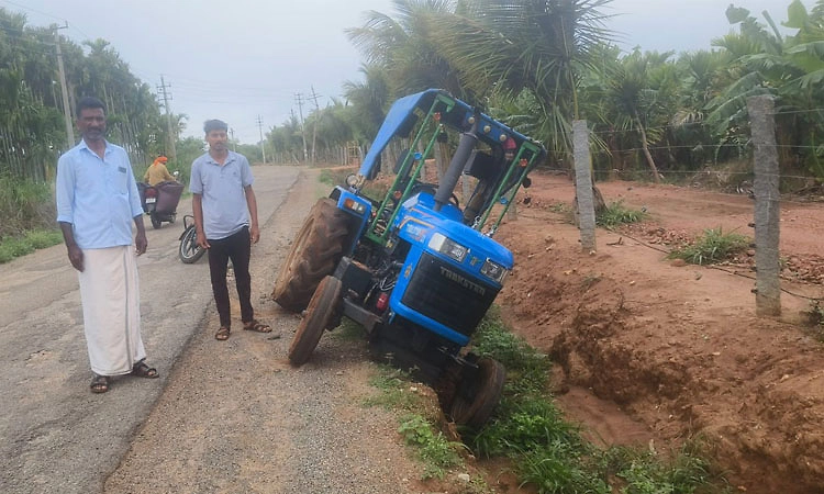 ಭರಮಸಾಗರ:ಏಕಾಏಕಿ ಜಿಗಿದ ಚಿರತೆ: ಗುಂಡಿಗೆ ಉರುಳಿದ ಟ್ರ್ಯಾಕ್ಟರ್!