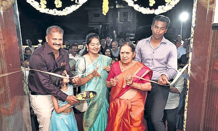 ಆದಿಉಡುಪಿ: "ರೆಡ್‌ ಸ್ಟೋನ್‌ ಎನ್‌ಕ್ಲೇವ್‌' ಅಪಾರ್ಟ್‌ಮೆಂಟ್‌ ಉದ್ಘಾಟನೆ   