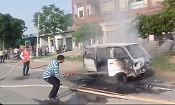 Play school van with 10 children catches fire!
