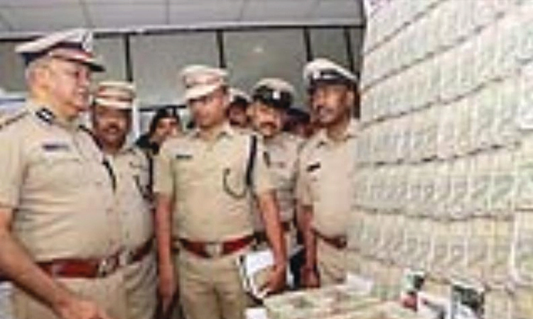 ವ್ಯಕ್ತಿಯ ಅಪಹರಿಸಿ 1 ಕೋಟಿ  ದರೋಡೆ: ಐವರ ಬಂಧನ