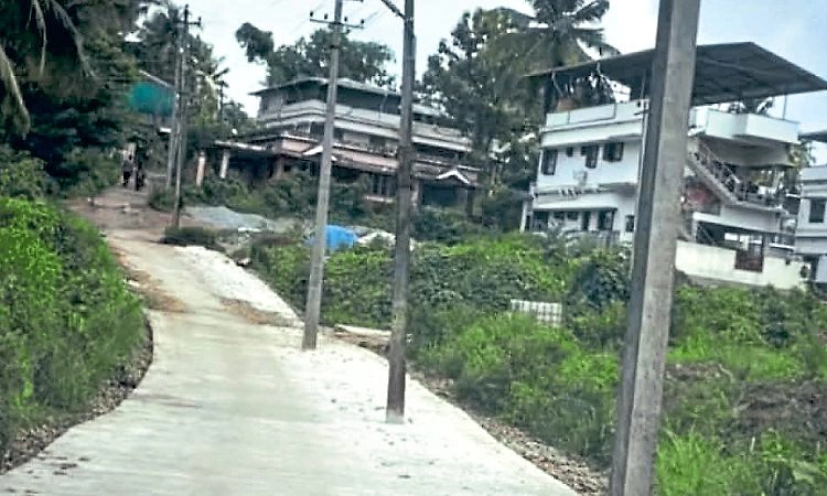 ವಿದ್ಯುತ್‌ ಕಂಬ ಮಧ್ಯದಲ್ಲೇ ಉಳಿಸಿ ರಸ್ತೆ ಕಾಮಗಾರಿ!