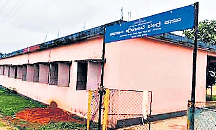 ಆಂಗ್ಲ ಮಾಧ್ಯಮ ಹೈಸ್ಕೂಲಿಗೆ ಶಿಕ್ಷಕರು ಬೇಕು