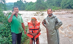 ಬೆಳ್ತಂಗಡಿ: ಕಪಿಲಾ ನದಿ ಮಧ್ಯೆ ಸಿಲುಕಿದ್ದ ವೃದ್ಧರ ರಕ್ಷಣೆ