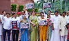 ವಿದ್ಯಾರ್ಥಿಗಳ ಮೇಲಿನ ದೌರ್ಜನ್ಯ,ರಾಮಮಂದಿರ ಕಾಣಿಕೆ ಕಳವು ಆರೋಪ: ವಿಪಕ್ಷ ಸಂಸದರ ಪ್ರತಿಭಟನೆ