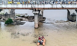 Shivamogga: ತುಂಗಾ ಹಳೇ ಸೇತುವೆ ಮೇಲಿನಿಂದ ಹಾರಿದ ಮಹಿಳೆ: ಶೋಧ ಕಾರ್ಯ ಆರಂಭ