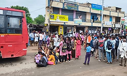 Yadgiri: ಬಸ್ ಸೌಲಭ್ಯಕ್ಕಾಗಿ ರಸ್ತೆಯಲ್ಲಿ ಧರಣಿಗೆ ಕೂತ ವಿದ್ಯಾರ್ಥಿಗಳು