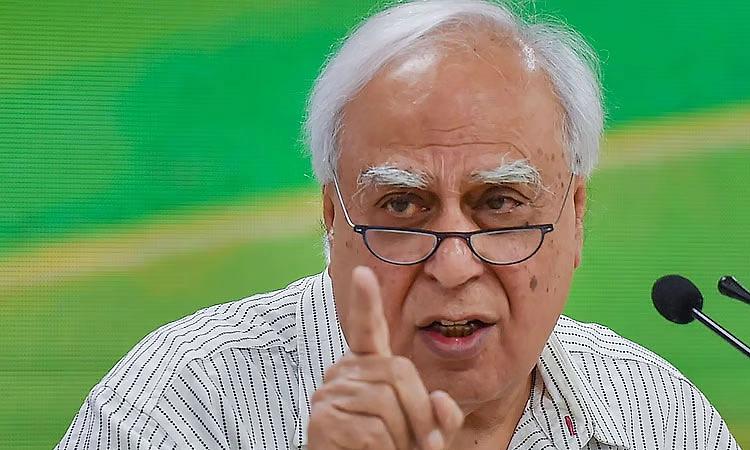 ವಿದೇಶದಲ್ಲಿ ಜ್ಞಾನಪೂರ್ಣ ಮಾತು, ದೇಶದಲ್ಲಿ ಮೌನ: ಭಾಗವತ್‌ ವಿರುದ್ಧ ಸಿಬಲ್‌ ವ್ಯಂಗ್ಯ 