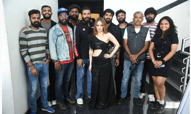 ವಯಸ್ಕರಿಗಾಗಿ ಟಾಕ್ಸಿಕ್‌ ಎಂಪೈರ್‌ ; ಆಲ್ಬಂ ಹಾಡಲ್ಲಿ ಇಶಾನಿ ಬೋಲ್ಡ್‌