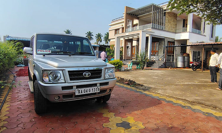 ಲೋಕಾಯುಕ್ತ ಶಾಕ್: ನಿಪ್ಪಾಣಿ ತಹಶೀಲ್ದಾರ್ ಪತ್ನಿಯ ತವರು ಮನೆ, ಸೊಸೈಟಿ ಮೇಲೆ ದಾಳಿ