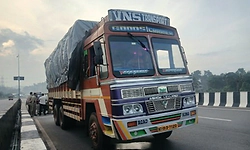 ಕಲ್ಲಡ್ಕ: ದನ ಅಕ್ರಮ ಸಾಗಣೆ: ಲಾರಿ ಪೊಲೀಸರ ವಶಕ್ಕೆ