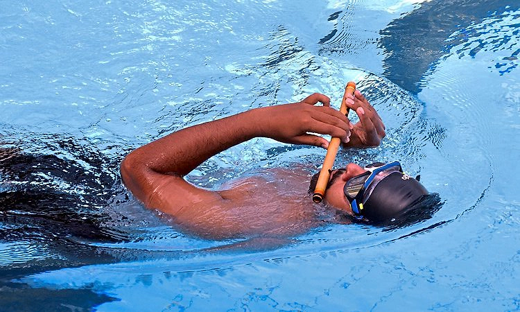 Mangaluru: ಈಜುತ್ತಾ ಕೊಳಲು ನುಡಿಸಿ ದಾಖಲೆ ಬರೆದ ಮಂಗಳೂರು ಯುವಕ ರೂಬನ್‌