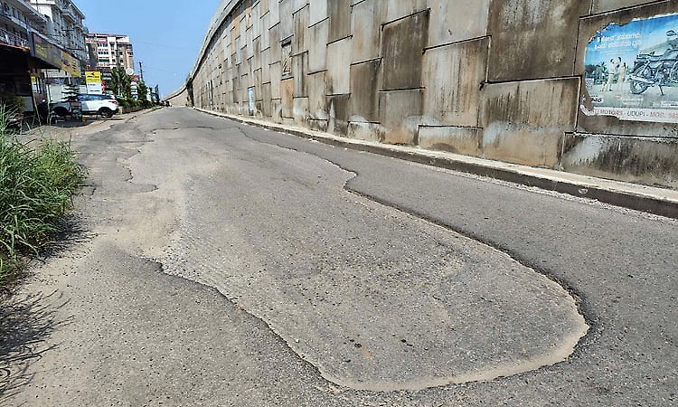 Udupi: Service roads between Karavali Junction and Kinnimulki in poor condition, motorists struggle