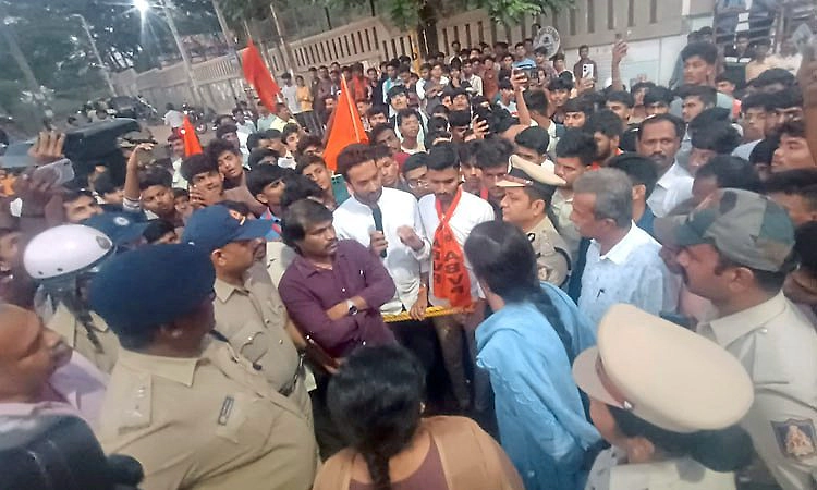ಬಸ್ ಡಿಕ್ಕಿ: ವಿದ್ಯಾರ್ಥಿಗಳಿಂದ ಹುಬ್ಬಳ್ಳಿ ಧಾರವಾಡ ರಸ್ತೆ ಬಂದ್ ಮಾಡಿ ಪ್ರತಿಭಟನೆ