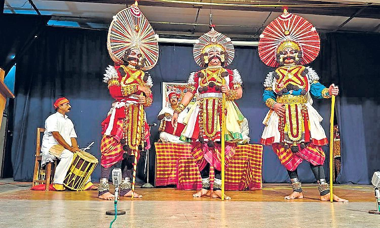 ಸಂಪ್ರದಾಯದ ಚೌಕಟ್ಟಿನಲ್ಲಿ ಮೂಡಿಬಂದ ನಡುತಿಟ್ಟಿನ ಯಕ್ಷಗಾನ 'ಪಾಂಡವಾಶ್ವಮೇಧ'