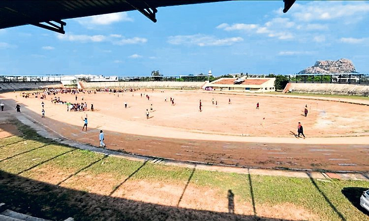 Yadgir: ಸೊರಗಿದ ಜಿಲ್ಲಾ ಕ್ರೀಡಾಂಗಣ!