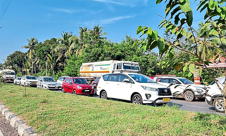 Surathkal: ಹೆದ್ದಾರಿಯಲ್ಲಿ ವಾಹನಗಳ ಸಂಚಾರ ಅಸ್ತವ್ಯಸ್ತ