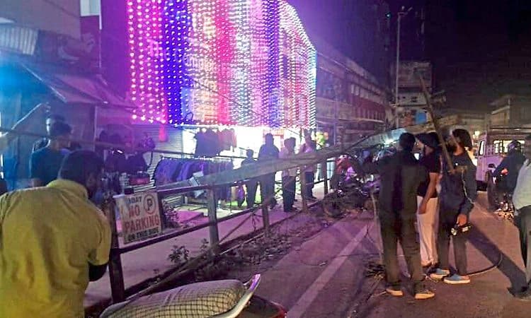 Sullia: ಗೂಡ್ಸ್ ಲಾರಿಯಲ್ಲಿದ್ದ ಸಾಮಾಗ್ರಿ ಕೇಬಲ್ ಗೆ ತಾಗಿ: ಮಗುಚಿದ ವಿದ್ಯುತ್ ಕಂಬ