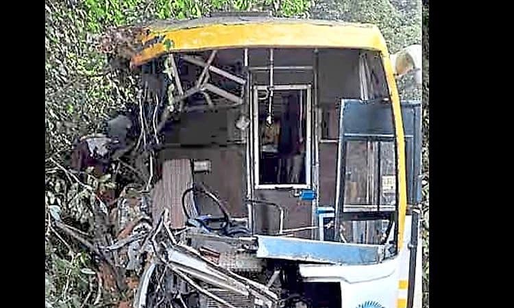 ಹುಲಿಕಲ್ ಘಾಟೆಯಲ್ಲಿ ಧರೆಗೆ ಗುದ್ದಿದ ಖಾಸಗಿ ಬಸ್; ಮಗು ಸಾವು; ಹಲವರಿಗೆ ಗಾಯ   