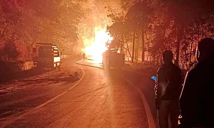 Yellapura: ನಿಯಂತ್ರಣ ತಪ್ಪಿ ಪಲ್ಟಿ, ಹೊತ್ತಿ ಉರಿದ ಟ್ಯಾಂಕರ್ ಲಾರಿ