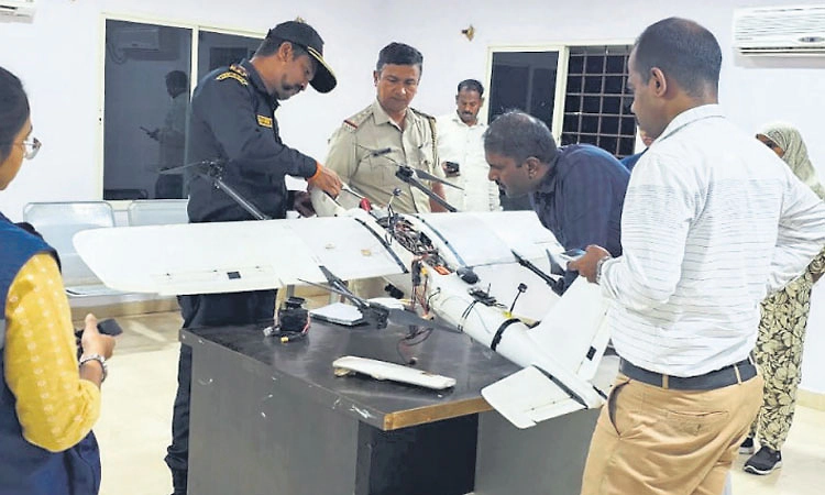 ದೊಡ್ಡಬಳ್ಳಾಪುರದಲ್ಲಿ ಮನೆ ಬಳಿ ಬಿದ್ದ ವಿಮಾನ ಮಾದರಿ ದೊಡ್ಡ ಡ್ರೋನ್‌!