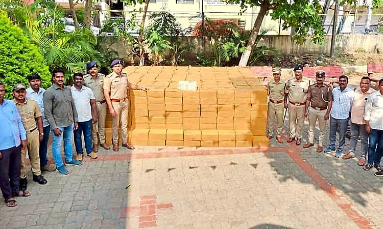 ಮಹಾರಾಷ್ಟ್ರ ಜಿ.ಪಂ‌. ಚುನಾವಣೆಗೆ ಸಾಗಿಸುತ್ತಿದ್ದ 26 ಲಕ್ಷ ರೂ. ಮೌಲ್ಯದ ಗೋವಾ ಮದ್ಯ ವಶಕ್ಕೆ