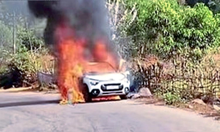 Udupi: ವಂಡ್ಸೆ: ಹೆದ್ದಾರಿಯಲ್ಲಿ ಕಾರು ಭಸ್ಮ
