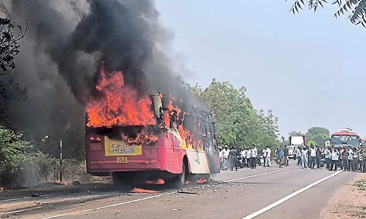 Bike rider burnt alive after bus collision in Sindagi