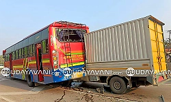 Pickup vehicle rams into private bus at Surikumera junction, driver escapes