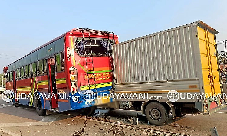 Pickup vehicle rams into private bus at Surikumera junction, driver escapes