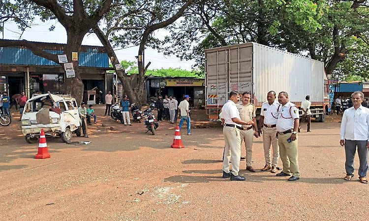ಹುಮನಾಬಾದ್: ಶಾಲಾ ಮಕ್ಕಳಿಗೆ ಕಂಟೇನರ್ ಡಿಕ್ಕಿ; ಐವರು ವಿದ್ಯಾರ್ಥಿಗಳು ಸೇರಿ 6 ಜನರಿಗೆ ಗಾಯ