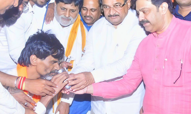 ಮರಾಠಾ ಕೋಟಾ: ಸರಕಾರಿ ನಿಯೋಗದಿಂದ ಮಾತುಕತೆ: ಜಾರಂಗೆ ಹೋರಾಟ  ಅಂತ್ಯ
