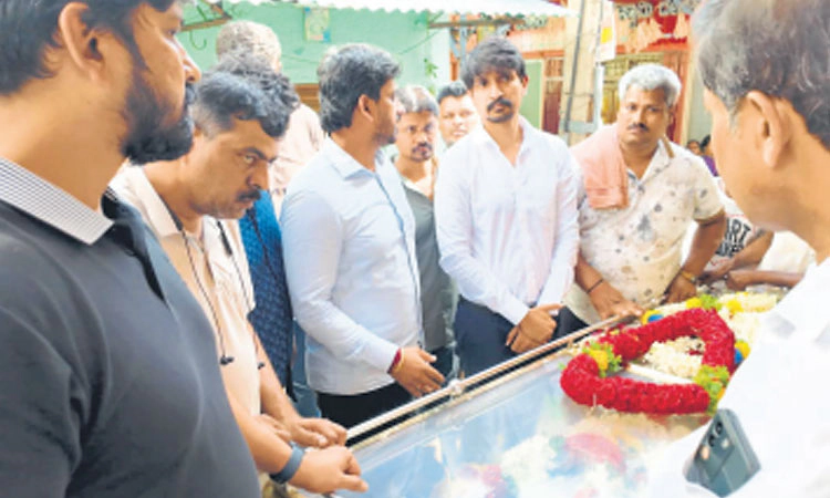 ಮೃತ ಆಟೋ ಚಾಲಕನ ಕುಟುಂಬಕ್ಕೆ ಶಾಸಕ ಕೃಷ್ಣಪ್ಪರಿಂದ 5 ಲಕ್ಷ ಪರಿಹಾರ