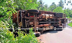 ಸಿಎನ್‌ಜಿ ವಾಹನ ಪಲ್ಟಿ: ಚಾಲಕನಿಗೆ ಗಾಯ; ತಪ್ಪಿದ ಭಾರಿ ಅನಾಹುತ