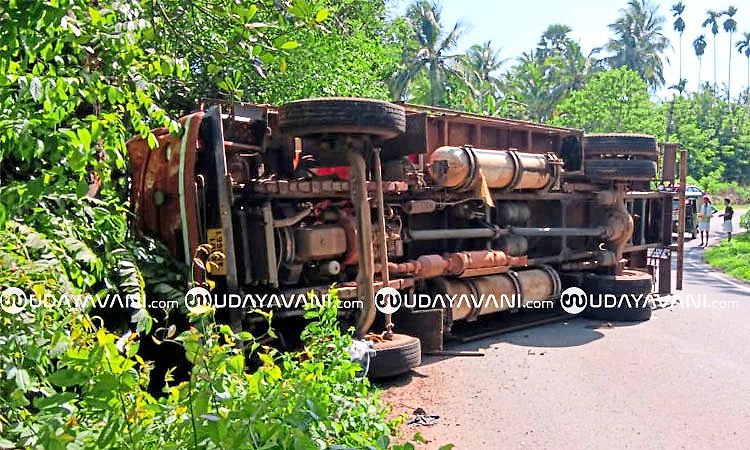 ಸಿಎನ್‌ಜಿ ವಾಹನ ಪಲ್ಟಿ: ಚಾಲಕನಿಗೆ ಗಾಯ; ತಪ್ಪಿದ ಭಾರಿ ಅನಾಹುತ