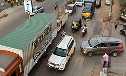 ಉಡುಪಿ: ಮುಂದುವರಿದ ವಾಹನ, ಜನದಟ್ಟಣೆ  