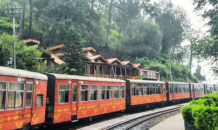 ಮಳೆಯಬ್ಬರಕ್ಕೆ ಶಿಮ್ಲಾ ಕಲ್ಕಾ ರೈಲ್ವೆ ಸೇತುವೆಯಡಿ ಮಣ್ಣು ಕುಸಿತ: ಆತಂಕ!