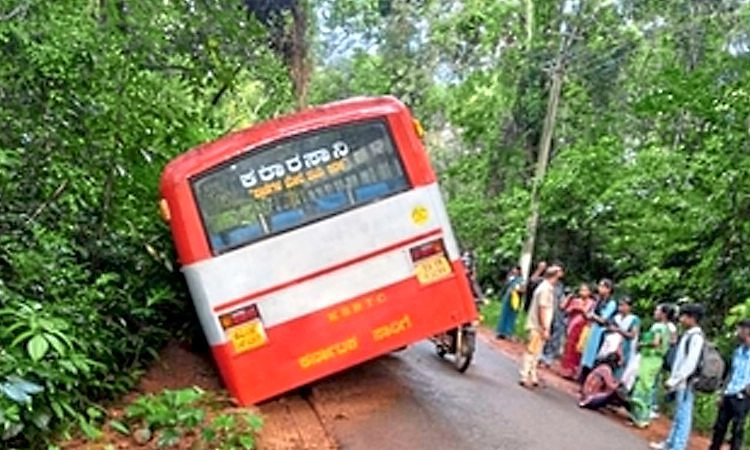 ಅಂಡರ್‌ಗ್ರೌಂಡ್ ಕೇಬಲ್‌ ಕಣಿಯಲ್ಲಿ ಹೂತ ಸರಕಾರಿ ಬಸ್