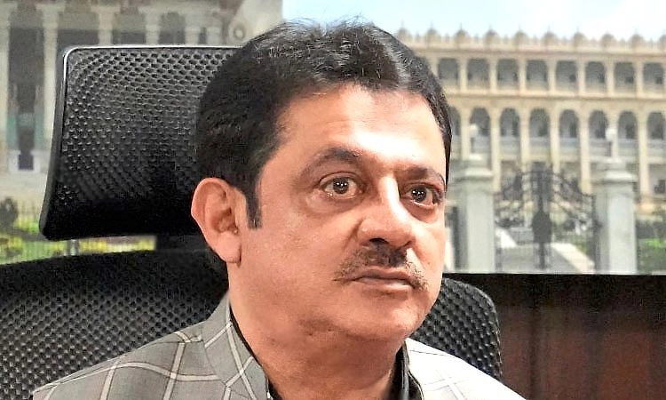 ಮುಂದಿನ ಡಿಸಿಎಂ ಜಮೀರ್‌’ಎಂದವನಿಗೆ ಮುತ್ತು ನೀಡಿದ ಸಚಿವ