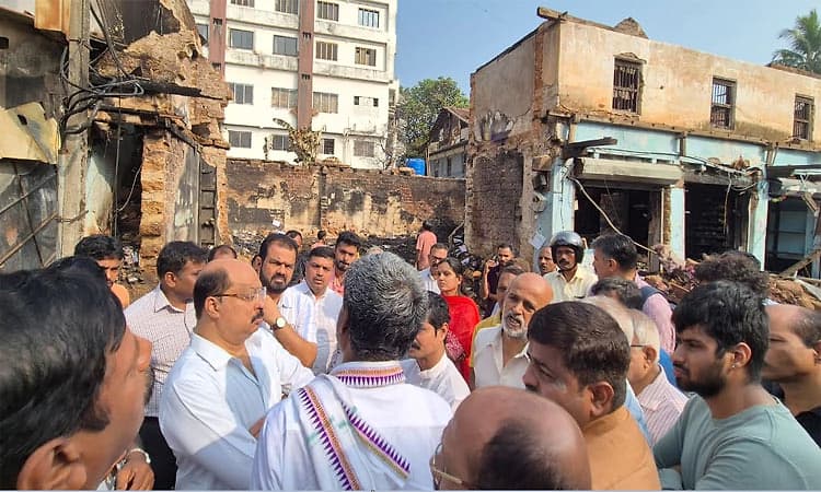 Kundapura: ಅಗ್ನಿ ದುರಂತ ಸ್ಥಳಕ್ಕೆ ಸಂಸದ ಕೋಟ ಶ್ರೀನಿವಾಸ ಪೂಜಾರಿ ಭೇಟಿ, ಪರಿಶೀಲನೆ