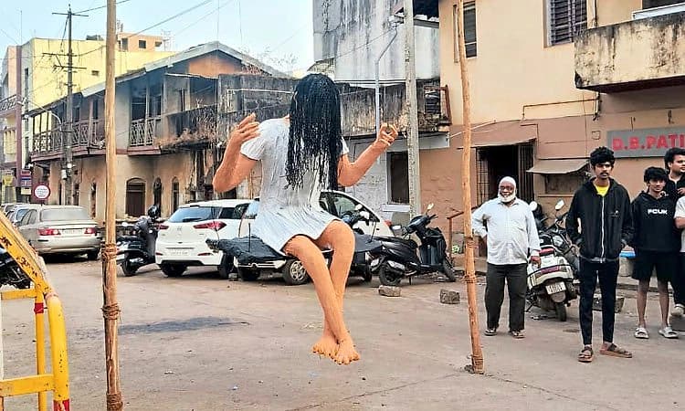 Belagavi: ಹೊಸವರ್ಷದ ಆಕರ್ಷಣೆಯಾಗಿ ಜೋಕಾಲಿ ಆಡುತ್ತಿರುವ ಓಲ್ಡ್ ವುಮೆನ್ ಮೋಹಿನಿ