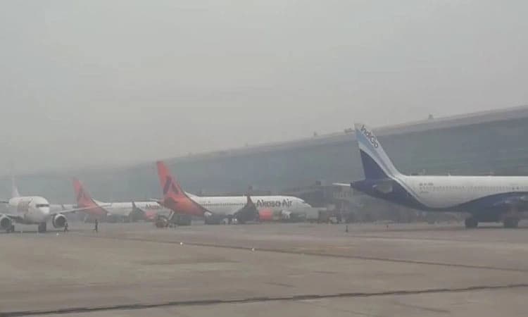 ರಾಷ್ಟ್ರಧಾನಿ ವಲಯದಲ್ಲಿ ದಟ್ಟ ಮಂಜು: ದಿಲ್ಲಿಯಲ್ಲಿ 148 ವಿಮಾನಗಳು ರದ್ದು