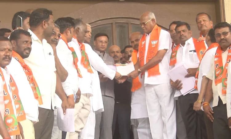 ಹುನಗುಂದದಲ್ಲಿ ಕಾಂಗ್ರೆಸ್‌ನಿಂದಲೇ ವೋಟ್‌ ಚೋರಿ: ಬಿಜೆಪಿ ಪ್ರತಿಭಟನೆ