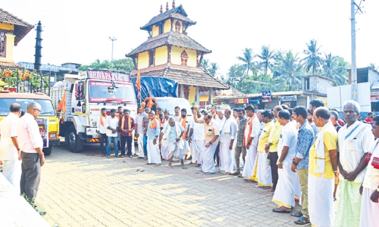 Puttur: ಮಧೂರಿಗೆ ಪುತ್ತೂರಿನಿಂದ ಹೊರೆಕಾಣಿಕೆ