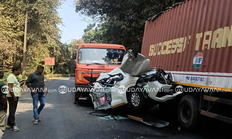 Yellapur: ಎರಡು ಲಾರಿಗಳ ಮಧ್ಯೆ ಸಿಲುಕಿದ ಕಾರು; ಪ್ರಯಾಣಿಕರು ಪಾರು