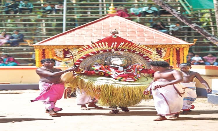 Kasaragodu: ಆದೂರು ಶ್ರೀಭಗವತಿ ದೈವಸ್ಥಾನ: 351 ವರ್ಷ ಬಳಿಕ ಪೆರುಂಕಳಿಯಾಟ ಸಂಭ್ರಮ