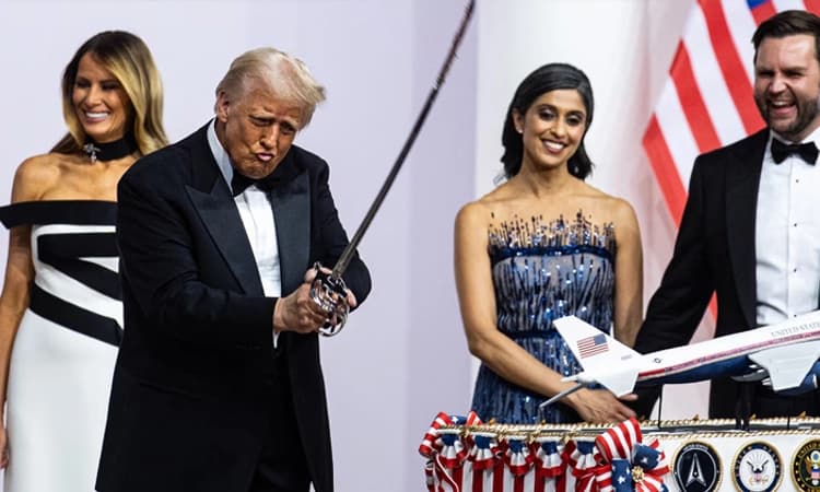 US: ಮಿಲಿಟರಿ ಖಡ್ಗ ಹಿಡಿದು ಟ್ರಂಪ್‌ ನೃತ್ಯ: ವಿಡಿಯೋ ವೈರಲ್‌