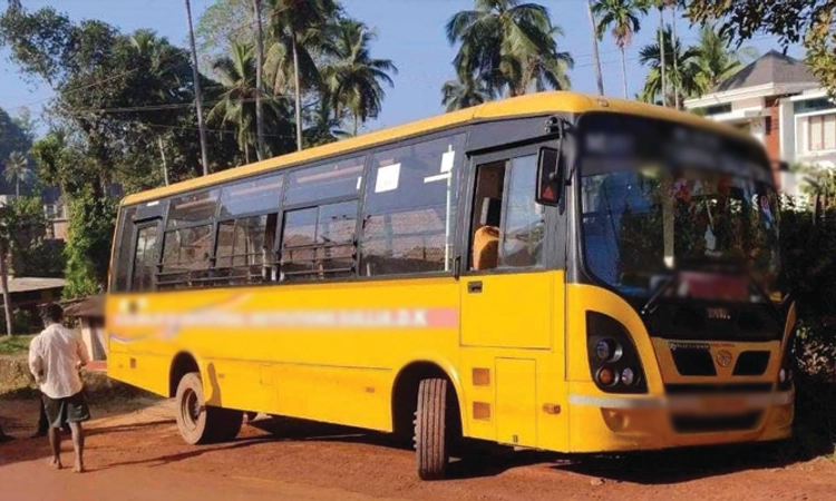 Sullia: ಚರಂಡಿಯಲ್ಲಿ ಸಿಲುಕಿದ ಶಾಲಾ ವಾಹನ